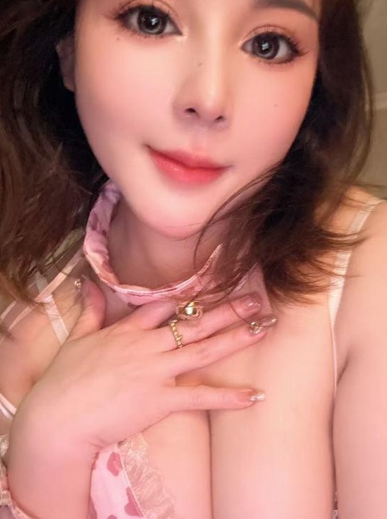 二刷湿吻巨乳小姐姐