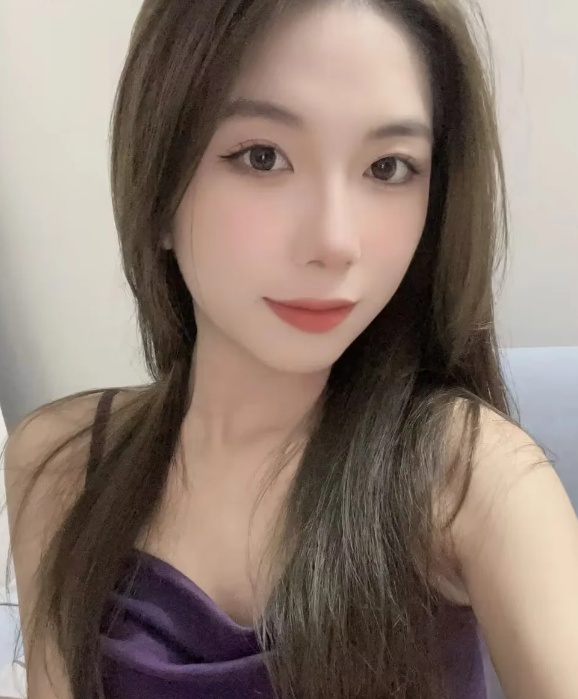 成熟又稚嫩的妹子