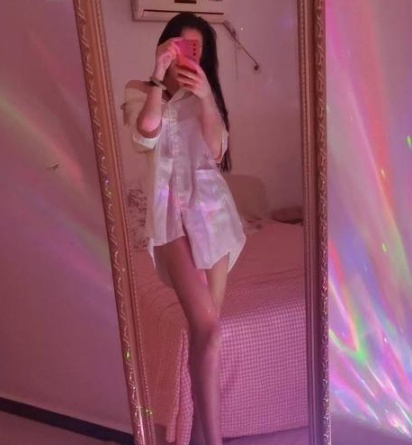 朝阳腰细臀翘妹子