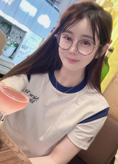 娃娃脸可爱小妹子