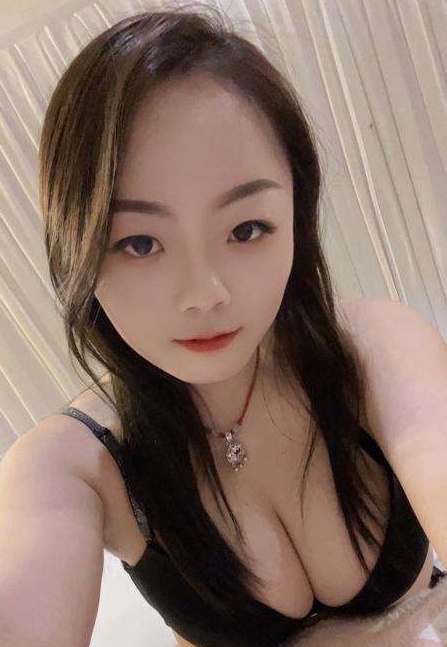 大胸服务型嫩妹