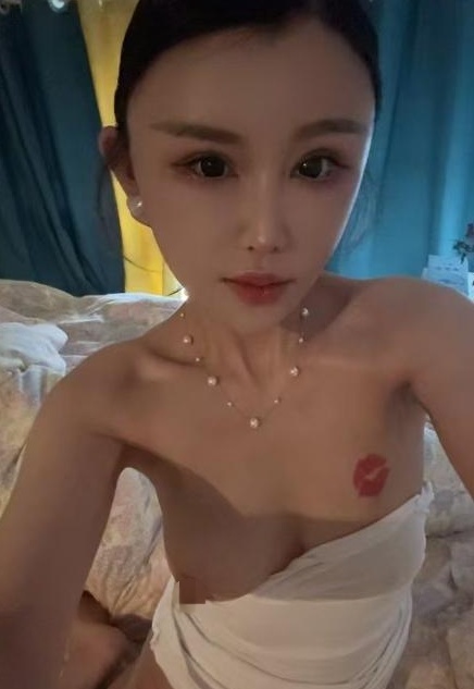 成华苗条纹身骚女
