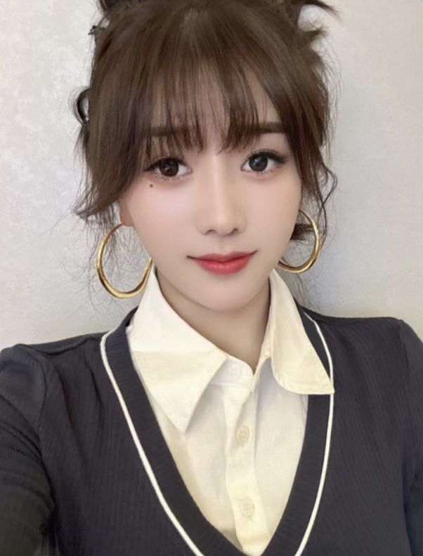 大奶子粉奶头小姐姐