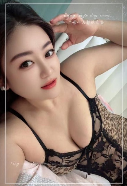 身材火辣肤白大波妹