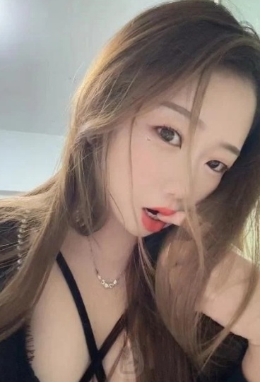 皮肤滑嫩白皙美女