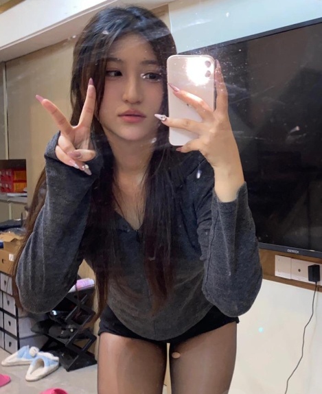 皇姑性感黑丝美腿诱惑小姐姐