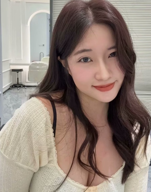 长相甜美、身材火辣小姐姐