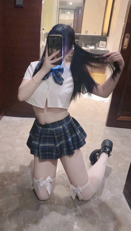 粉嫩挺胸馒头逼心怡