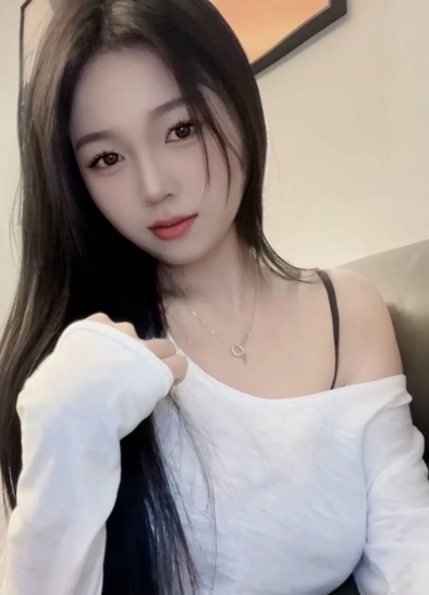 白嫩翘臀邻家少女