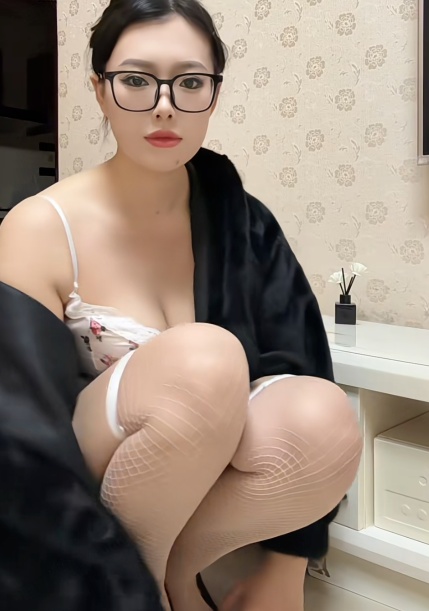 宝山丝袜萌妹子