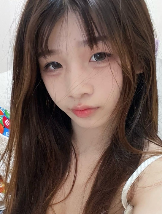 大胸嫩妹白虎小穴汁水多