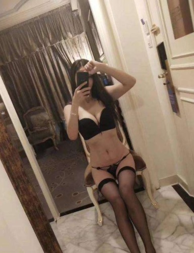 白嫩大波风骚妹子