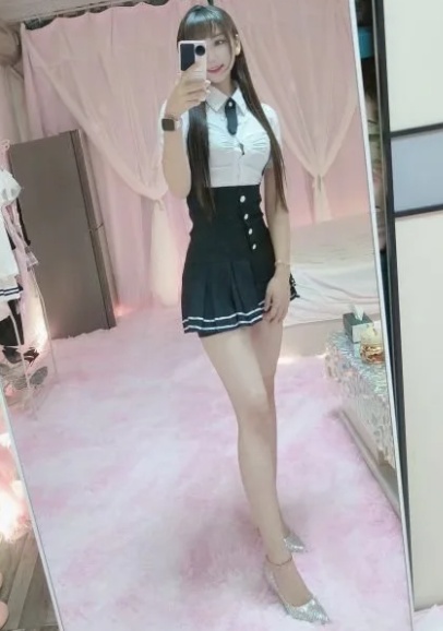 大胸纹身小甜妹人照一致