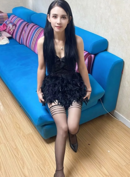 再出击小红门美腿少妇