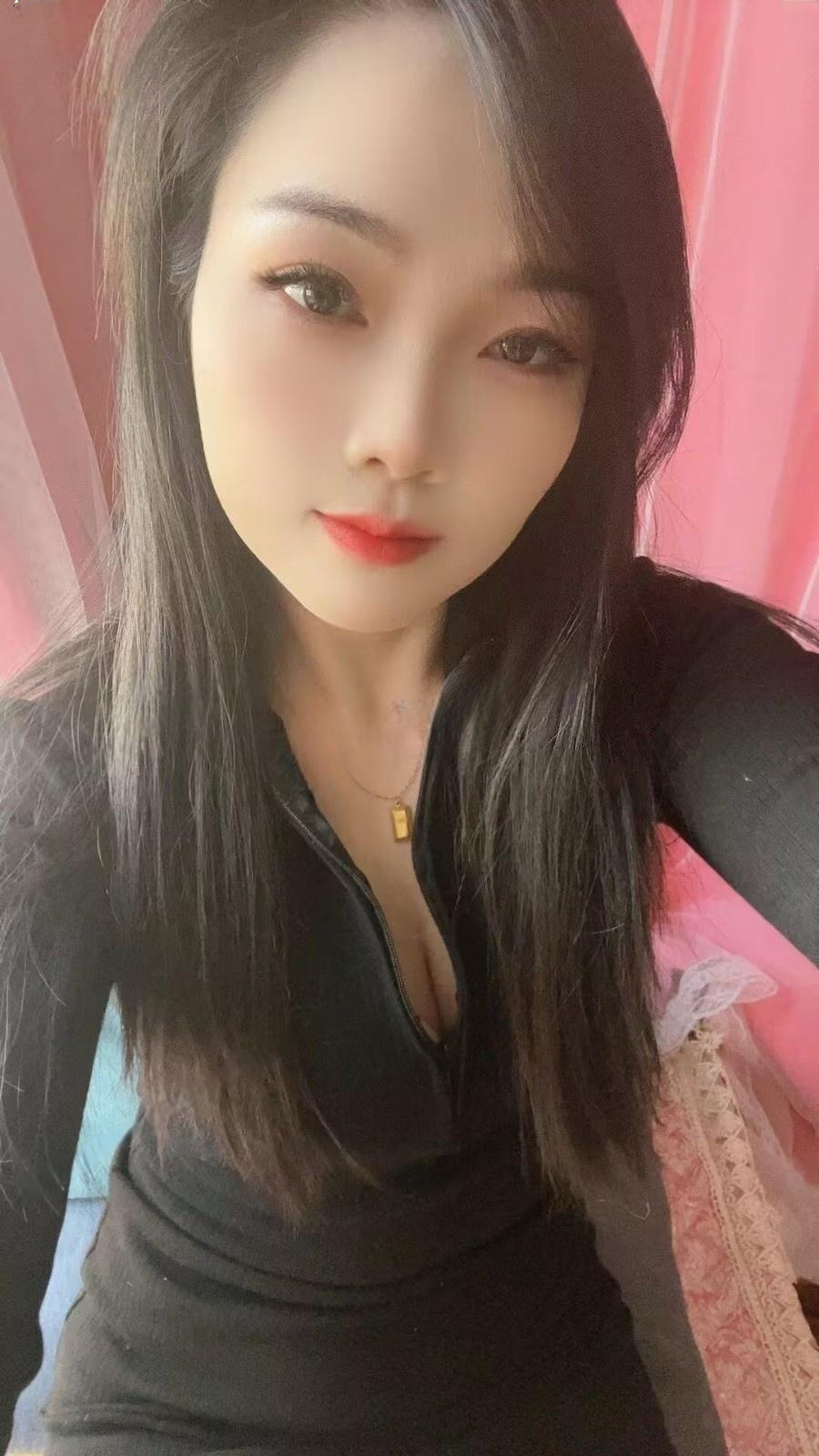 东莞黑丝翘臀少妇