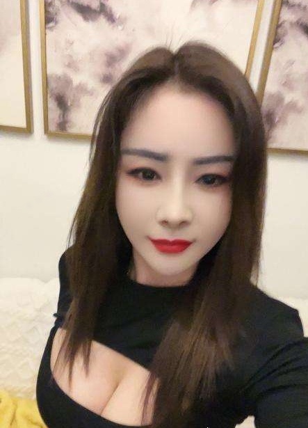 天河服务型大胸美女