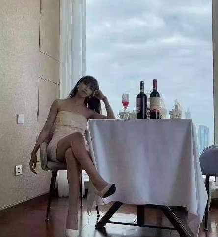 苗条知性姐姐