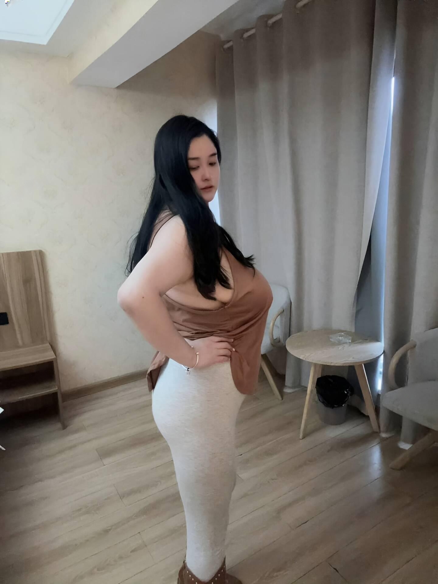 肥臀巨乳骚逼雪雪