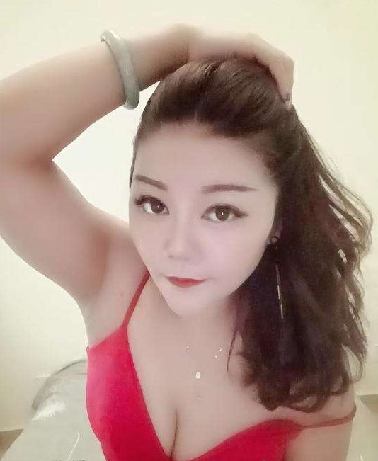 丰满肥臀骚妇