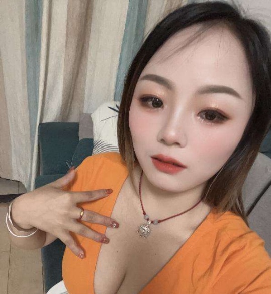 性价比大胸服务型小妹