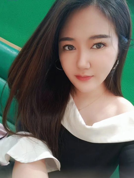 能舌吻的芊芊