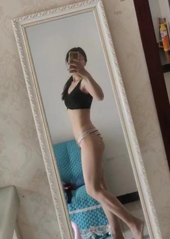 热爱健身的马甲线美女