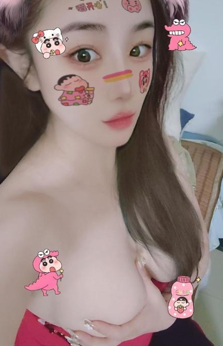 白嫩豪乳可舌吻