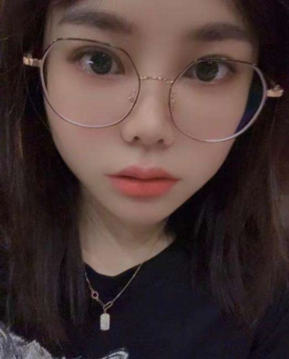 短发活泼娃娃脸