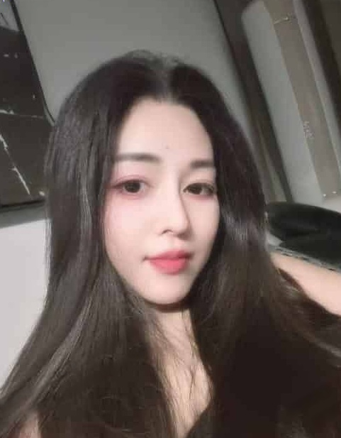 丰满高挑身材好梓琪
