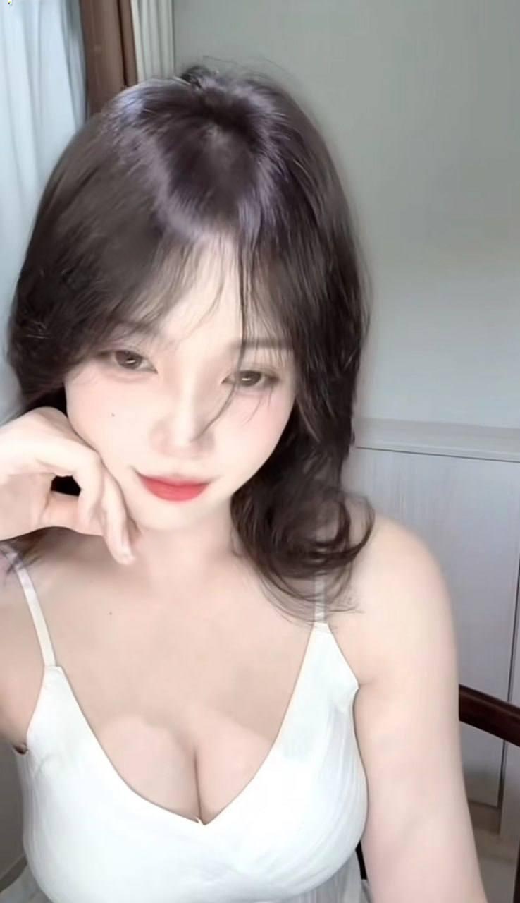 胸大肤白小姐姐