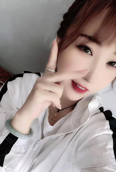 又白又嫩的小姐姐