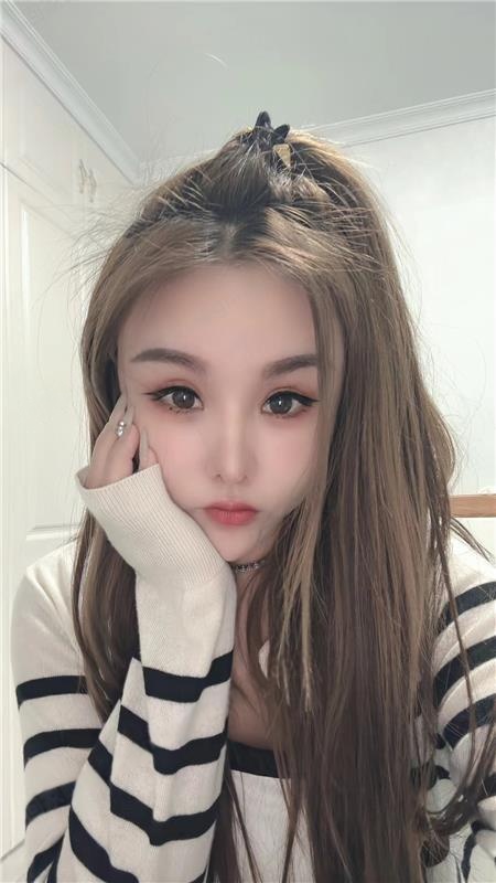 白嫩纯情小姐姐
