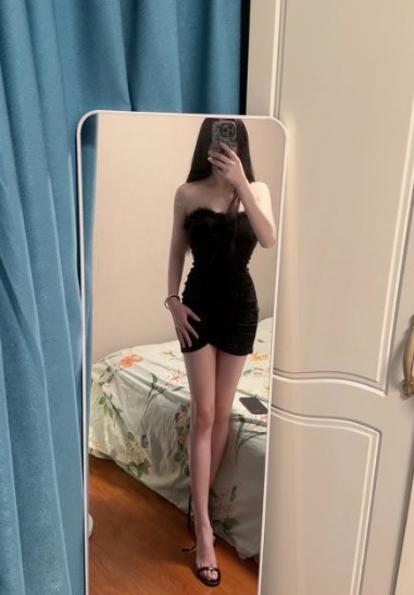 小九月尽显好身材