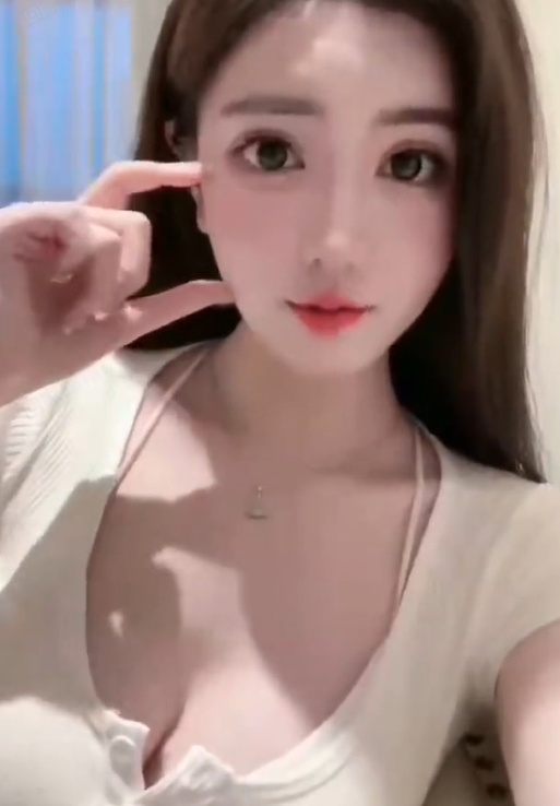 后入大奶人妻 搂着一对大奶子爆操