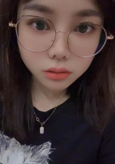 短发活泼娃娃脸