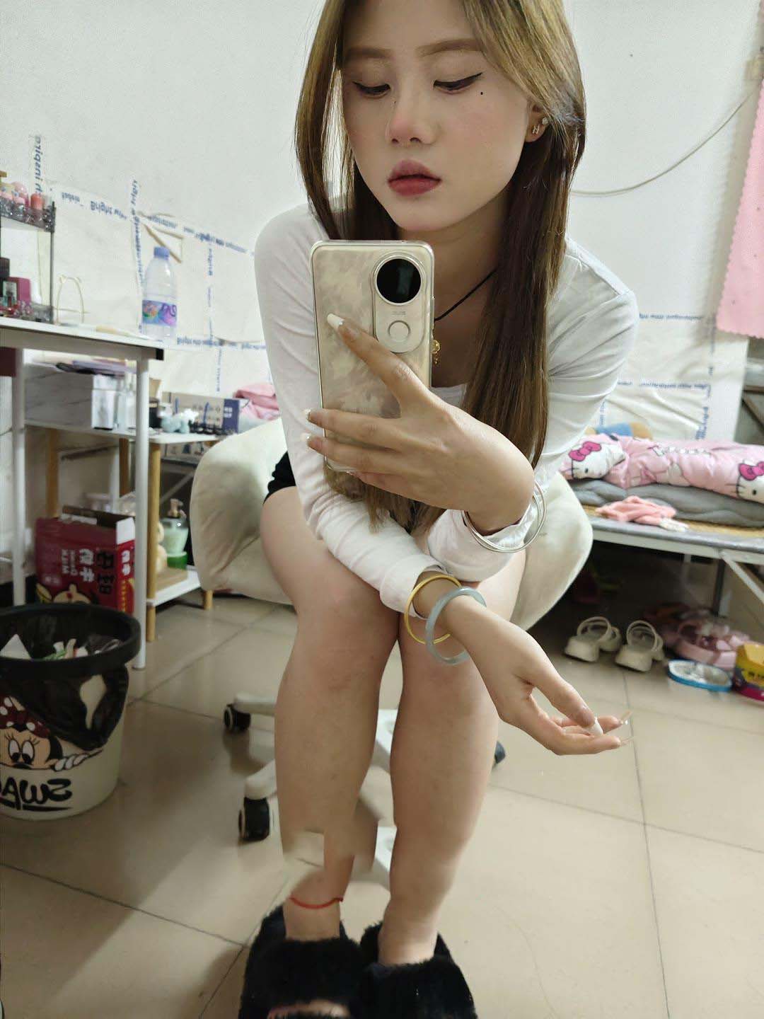 黑丝肉感十足粉嫩妹妹
