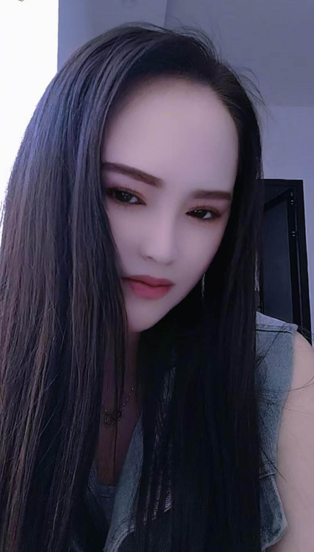 返食大胸妹子
