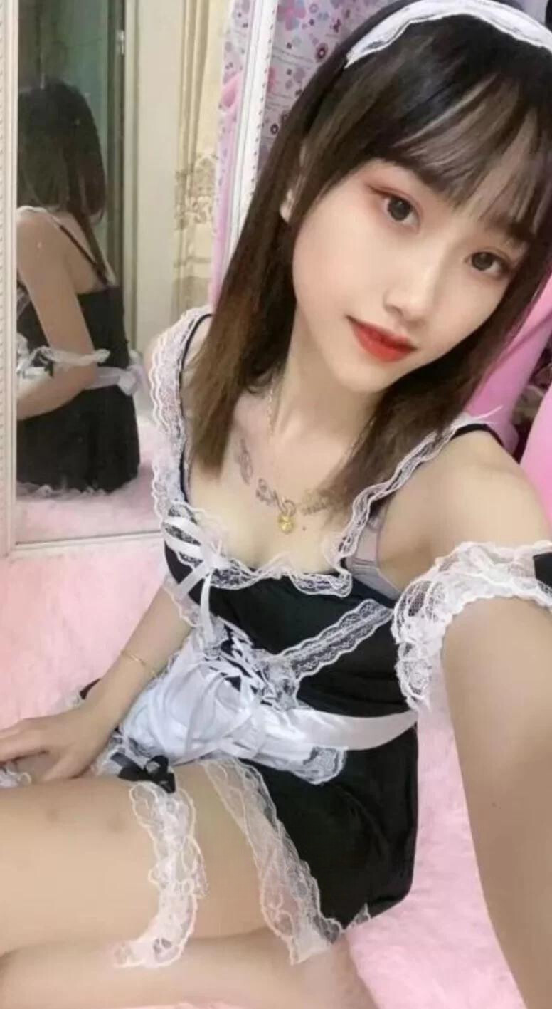 女仆装小姑娘