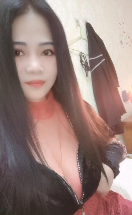 白嫩大胸长腿少女