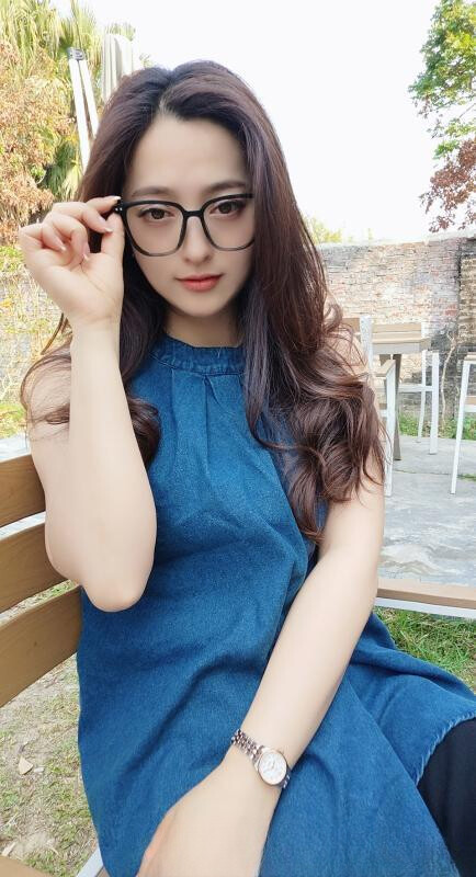 越秀眼镜轻熟妇