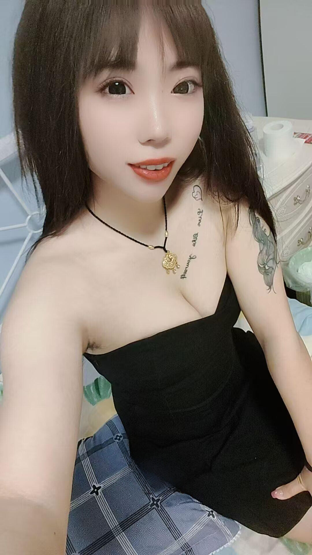 颜射大胸骚姐姐