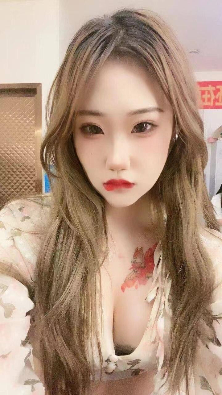 粉嫩美乳小妹