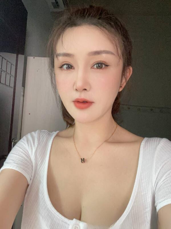 丰胸美臀的小少妇