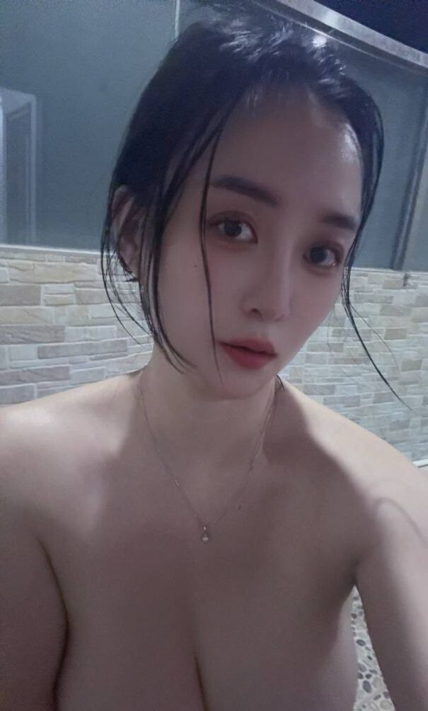 性格甜美身材丰满的小姐姐