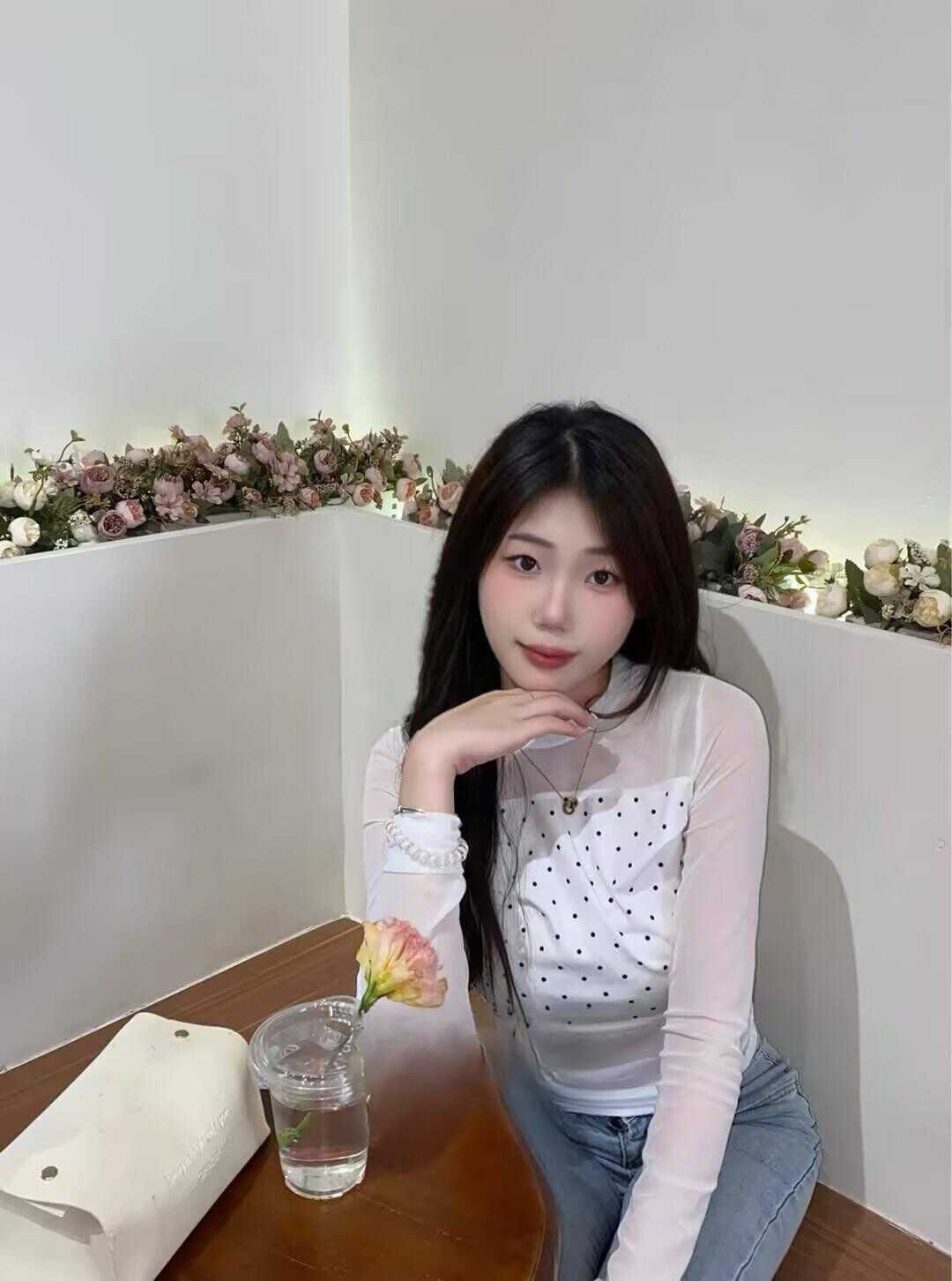 肤白光滑骚妹