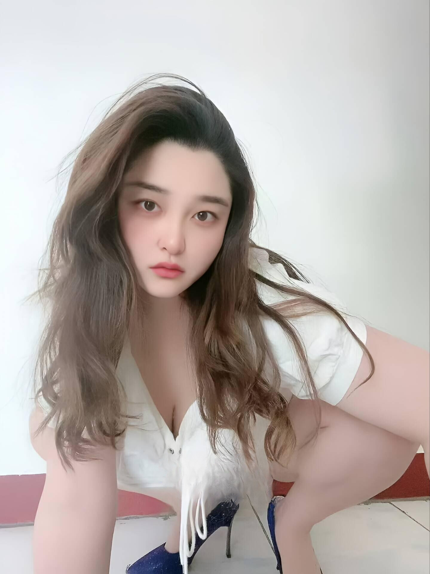 翘臀巨乳雪雪少妇