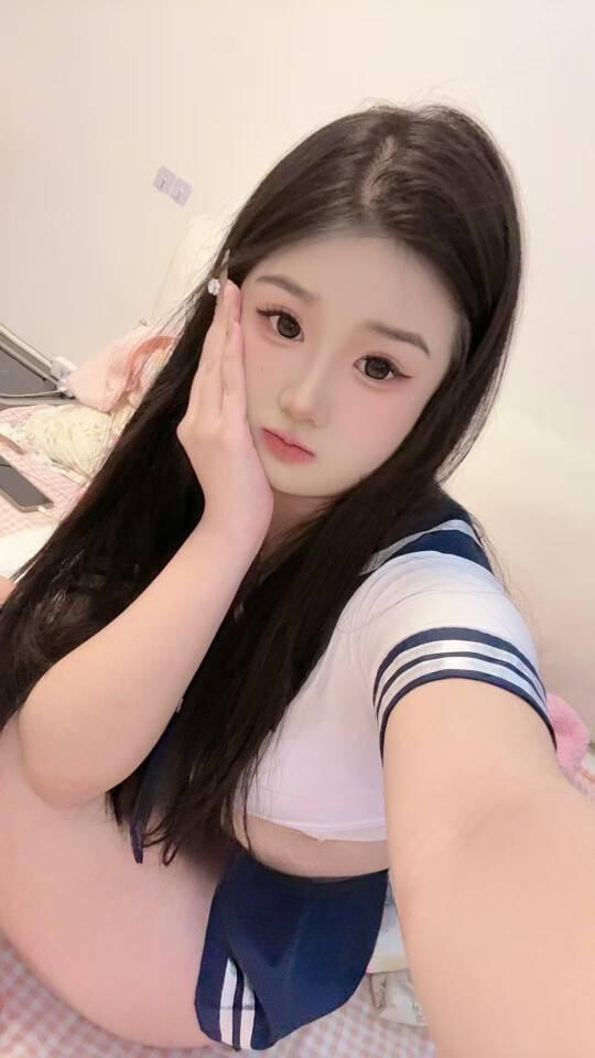 白嫩大奶服务型嫩妹