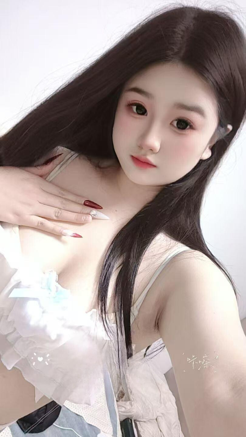大胸肤白的小姐姐