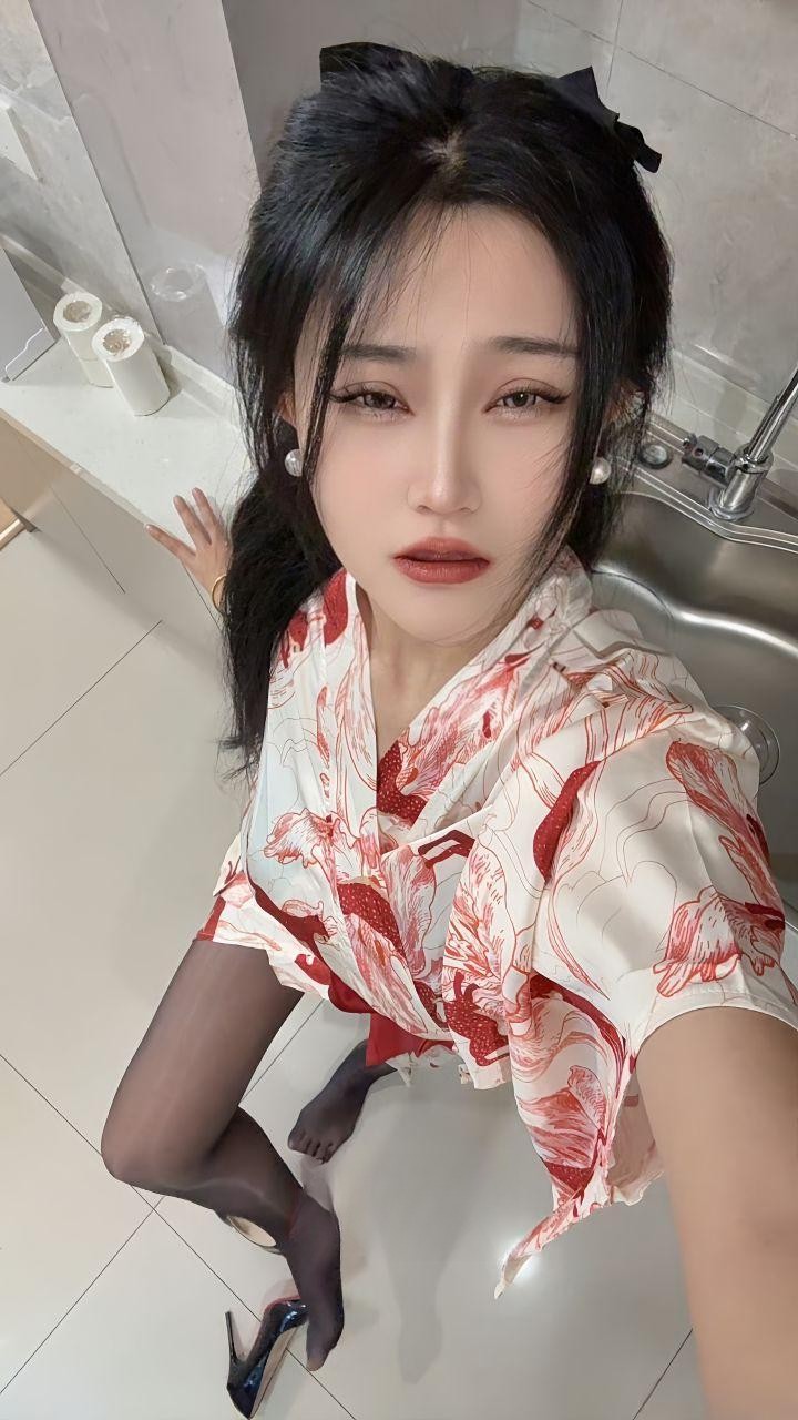 大胸黑丝性感风骚人妻