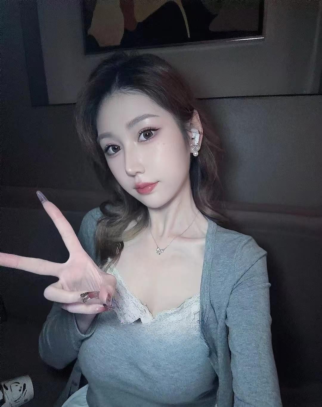 热情似火的蜜桃臀奶妮
